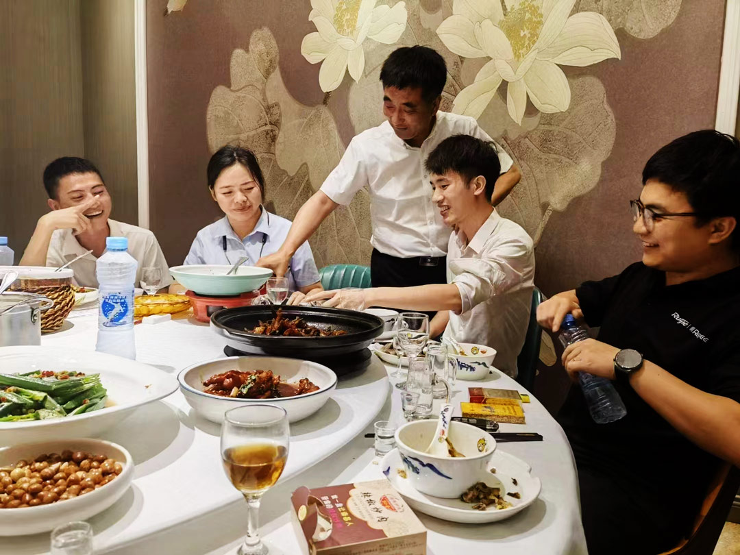 白酒夜飲，前程似錦